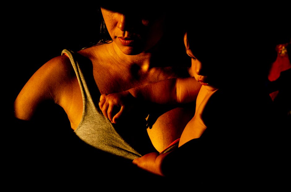 Mulher com bebe ao sol