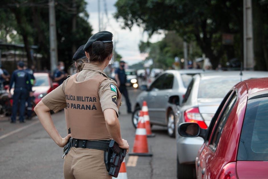 Policial militar em serviço em via pública