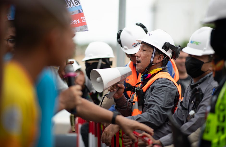 Protesto de trabalhadores com megafone durante greve geral em Portugal