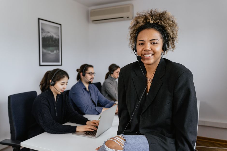 Pessoas trabalhando em escritorio com headsets