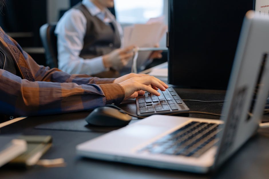 Pessoas trabalhando em escritorio