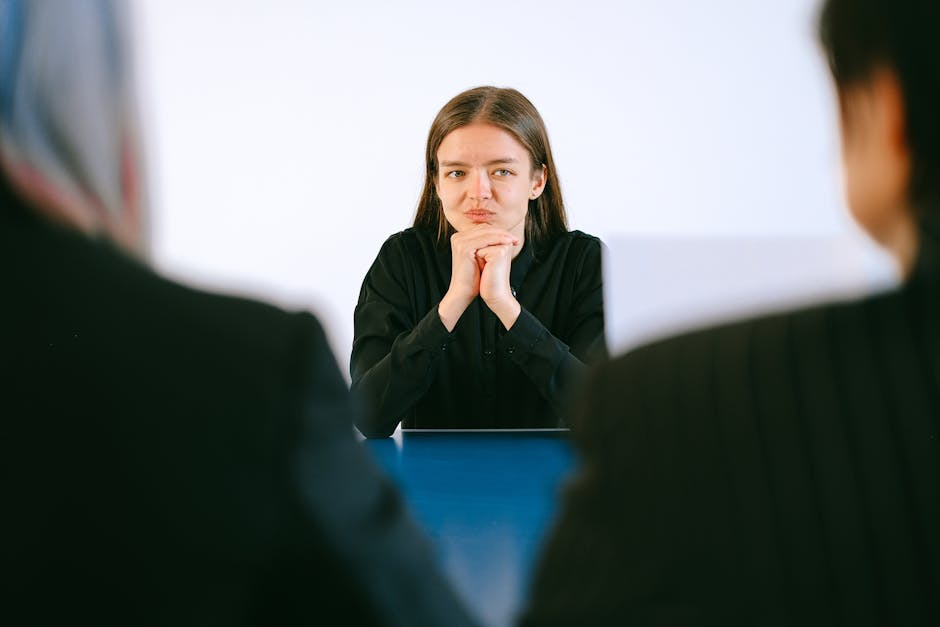 Mulher em entrevista de emprego em escritório moderno