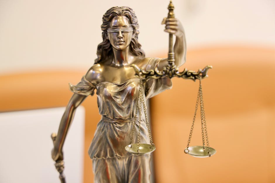 Estátua da Justiça com balança simbolizando direitos trabalhistas